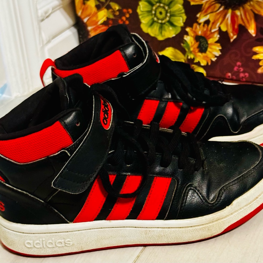 Adidas- Mid Top Blck Red Stripes